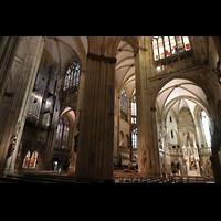 Regensburg, Dom St. Peter, Blick von der Vierung zur Orgel und zum sdlichen Nebenchor mit Geburt-Christi-Altar (um 1420)