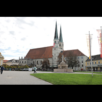 Alttting, Stiftskirche St. Philippus und Jakobus, Blick vom Kapellplatz zur Stiftskirche