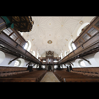Regensburg, Dreieinigkeitskirche, Innenraum in Richtung Orgel mit Emporenlogen