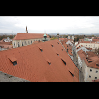 Regensburg, Dreieinigkeitskirche, Blick vom Turm aufs Dach und zur Dominikanerkirche St. Blasius