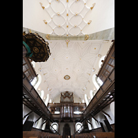 Regensburg, Dreieinigkeitskirche, Innenraum in Richtung Orgel mit Emporenlogen