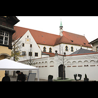 Regensburg, Stiftskirche Unserer Lieben Frau zur Alten Kapelle ('Alte Kapelle'), Ansicht vom Abstrakten Brunnen / Kapellengasse