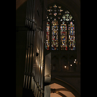 Regensburg, Dom St. Peter, Orgel und Buntglasfenster im nordstlichen Querhaus mit Darstellung der Kreuzigung Jesu umgeben von 5 Heiligen (1365-70)
