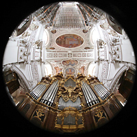 Passau, Dom St. Stephan, Orgelempore mit Evangelien-, Haupt- und Epistelorgel kurz vor Schlieung 2023