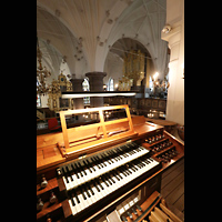 Stockholm, Deutsche St. Gertruds-Kirche, Blick ber den Spieltisch der Juno-Orgel zur Dben-Orgel