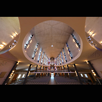 Stockholm, Uppenbarelsekyrkan (Auferstehungskirche), Blick vom Chor zur Orgel und zur Decke