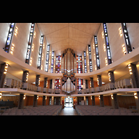 Stockholm, Uppenbarelsekyrkan (Auferstehungskirche), Innenraum in Richtung Orgel