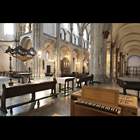 Kln (Cologne), Basilika St. Aposteln, Blick ber die Truhenorgel ins Langhaus mit Chororgel