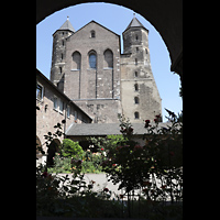Kln (Cologne), Basilika St. Maria im Kapitol, Blick durch einen Kreuzgangbogen auf die Westfassade