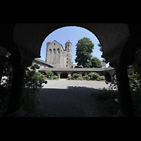 Kln (Cologne), Basilika St. Maria im Kapitol, Blick durch einen Kreuzgangbogen auf die Westfassade und in den Garten