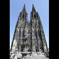 Kln (Cologne), Dom St. Peter und Maria, Doppelturmfassade - im Vordergrund ein 1:1-Modell der 9,50 m hohen Turmspitzen