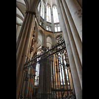 Kln (Cologne), Dom St. Peter und Maria, Blick vom Chorumgang durch das Ziergitter in den Hochchor, links die Figur Jakobus Maior