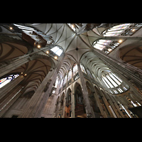 Kln (Cologne), Dom St. Peter und Maria, Langhaus- und Querhausorgel mit Blick ins Vierungs- und Chorgewlbe