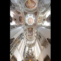 Passau, Dom St. Stephan, Chorraum mit Blick ins Gewlbe, auf den Hochaltar und die Chororgel