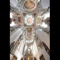Passau, Dom St. Stephan, Chorraum mit Blick ins Gewlbe, auf den Hochaltar und die Chororgel