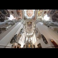 Passau, Dom St. Stephan, Chorraum mit Blick ins Gewlbe, auf den Hochaltar und die Chororgel