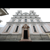 Passau, Studienkirche St. Michael (ehem. Jesuitenkirche), Westfassade, Ansicht vom Schwabgchen