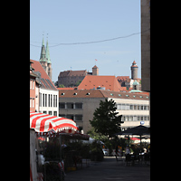 Nrnberg (Nuremberg), St. Sebald, Blick vom Tugendbrunnen auf dem Lorenzer Platz nach St. Sebald und zur Kaiserburg