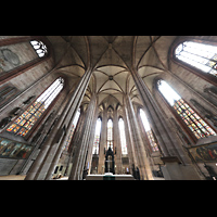 Nrnberg (Nuremberg), St. Sebald, Chorraum mit Altar, dahinter das Sebaldusgrab