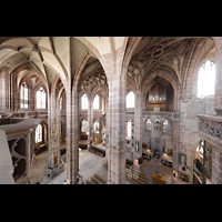 Nrnberg (Nuremberg), St. Lorenz, Blick vom Chorumgang zur Stephanusorgel und in den Chorraum mit Sakramentshaus (links)