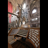 Nrnberg (Nuremberg), St. Lorenz, Blick ber den Hauptspieltisch auf den Kreuzbogen