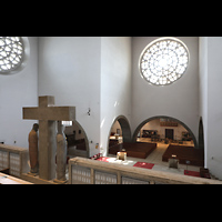 Regensburg, St. Wolfgang, Seitlicher Blick von der Orgelempore in die Kirche