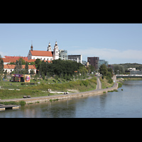 Vilnius, v. arkangelo Rapolo banycia (Erzengel Raphael), Blick vom gegenberliegenden Flussufer aus Sdwesten auf die Kirche