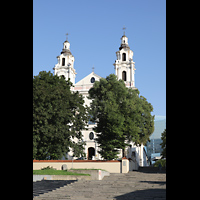 Vilnius, v. arkangelo Rapolo banycia (Erzengel Raphael), Blick vom Platz vor der Kirche auf die Fassade