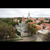 Tallinn (Reval), Oleviste kirik (Olai-Kirche), Blick von der Stadtmauer auf dem Domberg in Richtung Oleviste kirik