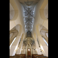 Tallinn (Reval), Oleviste kirik (Olai-Kirche), Innenraum in Richtung Orgel mit Blick ins 33 m hohe Gewlbe