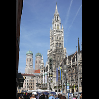 Mnchen (Munich), Liebfrauendom, Blick vom Marienplatz von Osten auf die Frauenkirche (links) und das Rathaus (rechts)