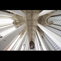 Mnchen (Munich), Liebfrauendom, Innenraum mit Blick ins Gewlbe und zur Hauptorgel