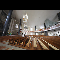 Mnchen (Munich), St. Matthus (ev.), Seitlicher Blick in die Kirche mit Chorraum, Fernwerk (links) und Orgel