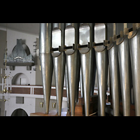 Mnchen (Munich), St. Matthus (ev.), Blick ber die Prospektpfeifen der Orgel zum Fernwerk