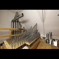 Passau, Dom St. Stephan, Pfeifen Fernorgel, obere Etage, links die beiden Harmonikas, rechts die neuen Orchestral Strings (2022), hinten gekrpfte Becher der Posaune