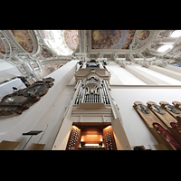 Passau, Dom St. Stephan, Chororgel mit Spieltisch und Blick ins Gewlbe; links oben am Gerst die neue Balkonorgel Sd (2023)