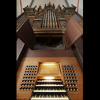Lbeck, St. Jakobi, Spieltisch der groen Orgel mit Brustwerk und Hauptwerksprospekt