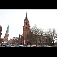 Lbeck, Propsteikirche Herz-Jesu, Ansicht von Nordosten von der Parade, hinten links die Trme des Doms