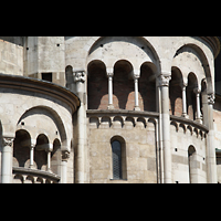Modena, Duomo San Geminiano, Bgen in der Chorfassade