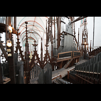 Schwerin, Dom St. Maria und St. Johannes, Blick ber die Pfeifen der oberen Orgeletage durch den Prospekt ins Hauptschiff