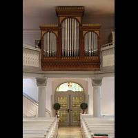 Vlklingen, Hugenottenkirche, Mittelgang mit Orgel beleuchtet