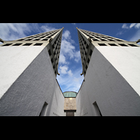 Augsburg, St. Don Bosco, Doppeltrme mit Hauptportal in der Mitte