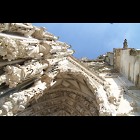 Regensburg, Dom St. Peter, Perspektivischer Blick vom Hauptportal nach oben