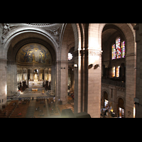 Paris, Basilique du Sacr-Coeur de Montmartre, Blick von der Hauptorgelempore in die Kirche und zur Seitenorgel