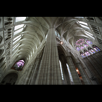 Soissons, Cathdrale Saint-Gervais et Saint-Protais, Blick entlang eines Vierungspfeilers ins Langhaus und Querhaus