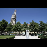 Bern, Mnster St. Vinzenz, Auenansicht mit Park