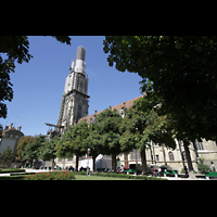 Bern, Mnster St. Vinzenz, Auenansicht mit Park