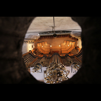 Bern, Mnster St. Vinzenz, Blick durch ein Loch im Gewlbe auf die Orgelempore