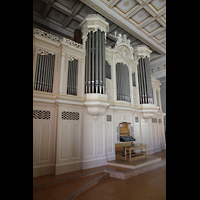 Zrich, Neumnster, Orgel mit Spieltisch von der Seite gesehen