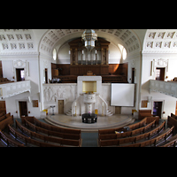 Zrich, Kreuzkirche, Innenraum in Richtung Orgel, von der hinteren Empore aus gesehen